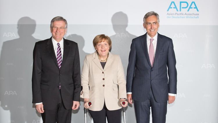 Der neue Vorsitzende und der alte Vorsitzende des Asien-Pazifik-Ausschusses: Hubert Lienhard (l.), Bundeskanzlerin Angela Merkel und Peter Löscher.