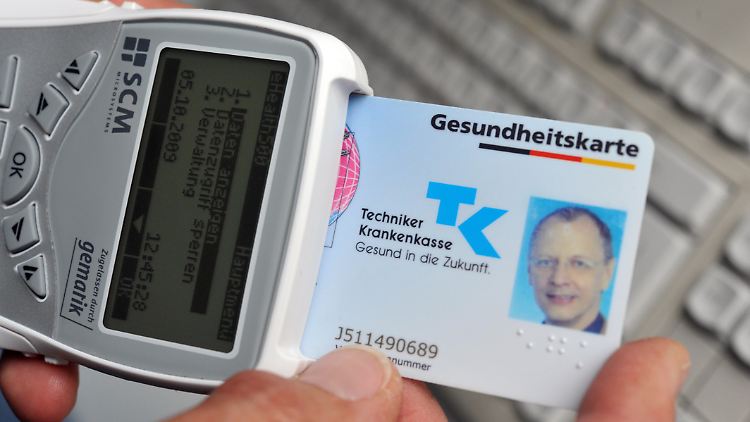 Auf der Vorderseite der elektronischen Gesundheitskarte ist ein Foto abgebildet. Auf die Rückseite ist die europäische Krankenversicherungskarte gedruckt.