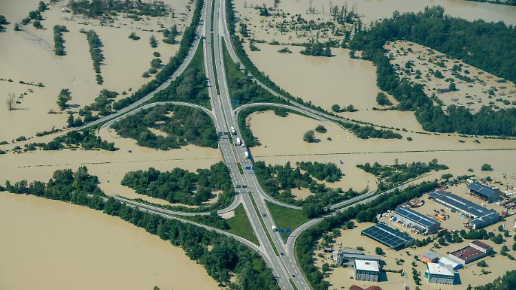 Sommer 2013: An Donau und Elbe verursacht das Hochwasser enorme Schäden.