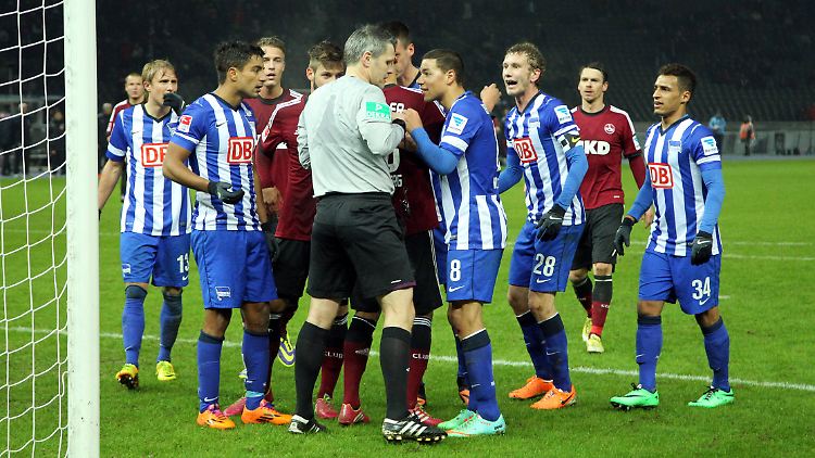 Vor, während und nach der Entscheidung von Referee Michael Weiner kam es im Nürnberger Strafraum zur Rudelbildung.