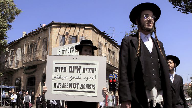 Mitglieder der Sekte "Neturei Karta" demonstrieren in Jerusalem (Archivbild).