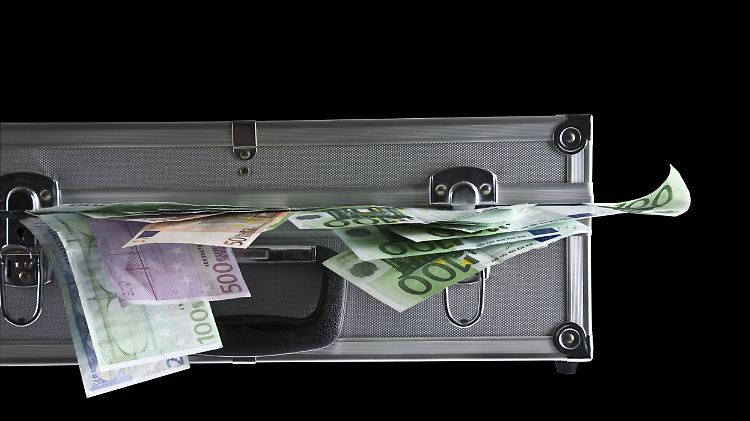 Ungefähr 100 Milliarden Euro gehen dem Staat durch Steuerhinterziehung jedes Jahr verloren. Der gesamte Bundeshaushalt umfasst nur 310 Milliarden.