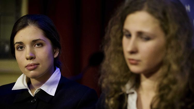 Nadezhda Tolokonnikova (l) und Maria Alyokhina (r) sorgen für Aufmerksamkeit. 