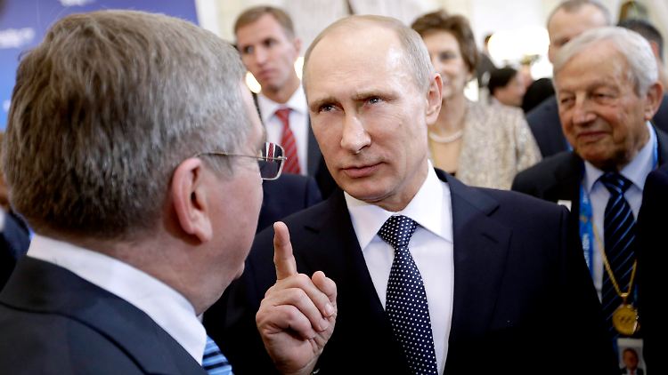 Wer ist hier der Boss? Russlands Präsident Wladimir Putin begrüßt IOC-Präsident Thomas Bach in Sotschi.