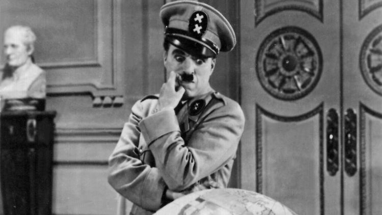 In "Der große Diktator" lieferte Chaplin 1940 eine Satire auf Adolf Hitler - der Film sollte einer seiner größten Erfolge werden. 