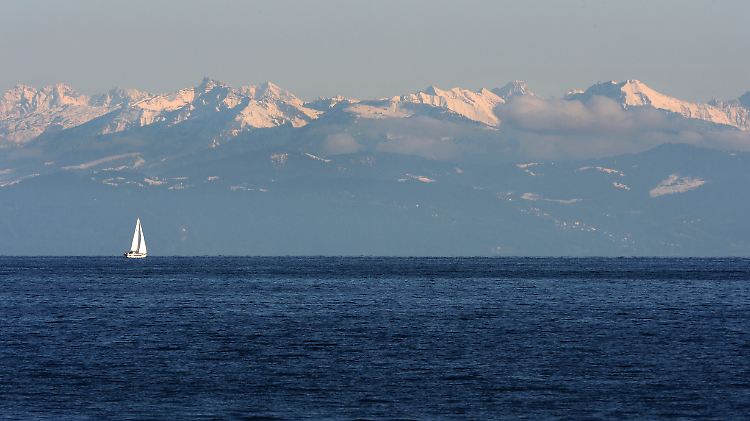 Blick über den Bodensee auf die Schweizer Alpen - mehrere CDs mit Daten von Steuersündern in der Schweiz haben zu einer Zunahme der Selbstanzeigen geführt.