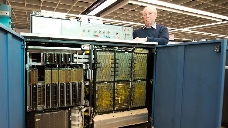Der Ex-IBM-Mitarbeiter Helmut Painke posiert im IBM Forschungs- und Entwicklungszentrum in Böblingen.