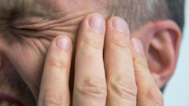 Ständige Ohrgeräusche können so ähnlich wie chronische Schmerzen wirken.