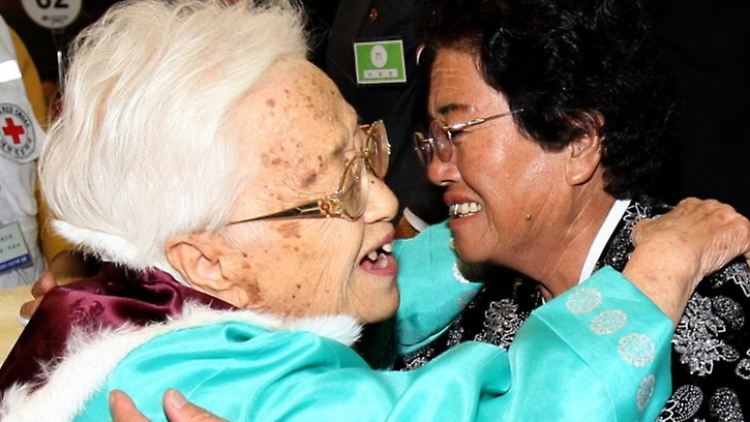 Eine 96-jährige Nordkoreanerin schließt ihre 60-jährige Tochter aus dem Süden in die Arme. Die Aufnahme entstand beim letzten Familientreffen 2010.
