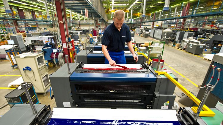 Sein Chef ist "weiter zuversichtlich, das Jahresziel zu erreichen": Am Standort Wiesloch füllt ein Abdrucker Farbe in ein Druckwerk.