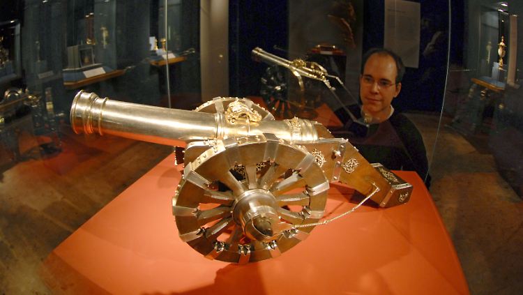 Hübsch, aber geldpolitisch wertlos: Diese Nachbildung eines historischen Geschütz' steht in Nürnberg im Museum als Beispiel für "Goldschmiedekunst aus Meisterhand".