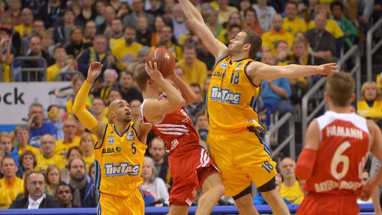Basketball-Duelle zwischen Alba Berlin und dem FC Bayern sind auf und neben dem Parkett brisant.