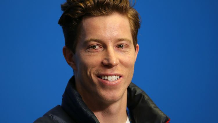 White will den Hattrick in der Halfpipe.