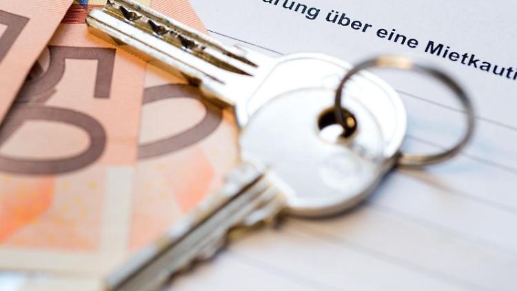 Umziehen ist teuer. Kommt dann noch die Mietkaution dazu, kann es finanziell eng werden. Mietkautionsversicherungen versprechen Abhilfe.