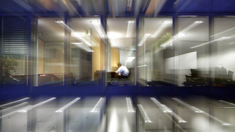 In der Schule nimmt das lange Sitzen seinen Anfang, je nach Job bestimmt es dann jahrzehntelang das Leben. Wer das nicht will, muss aufstehen.