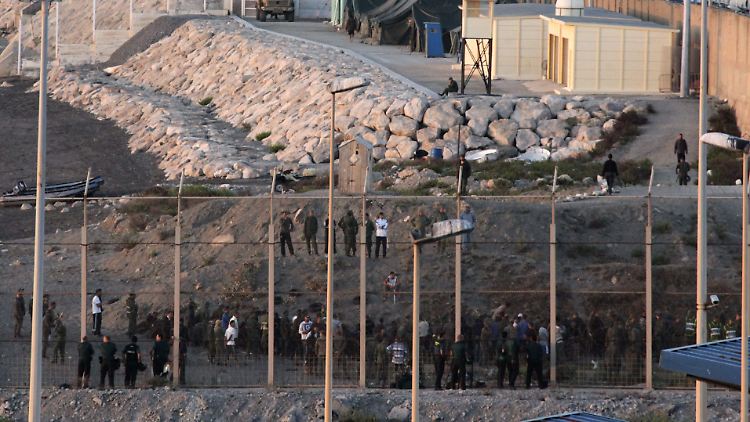 Erst Mitte vergangenen Jahres versuchten mehrere Hundert Flüchtlinge, bei El Tarajal auf spanisches Territorium zu gelangen.