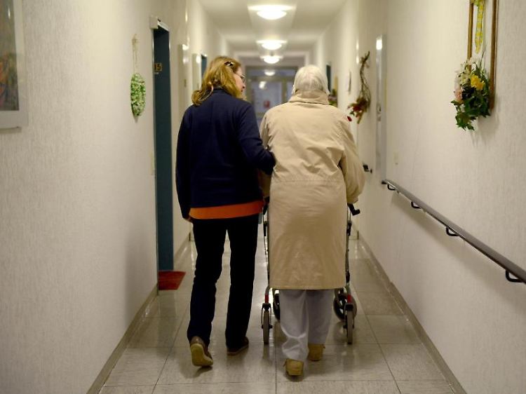 Pflege kostet Geld. Mit dem Pflege-Bahr können Verbraucher einen Teil der finanziellen Lücke schließen.