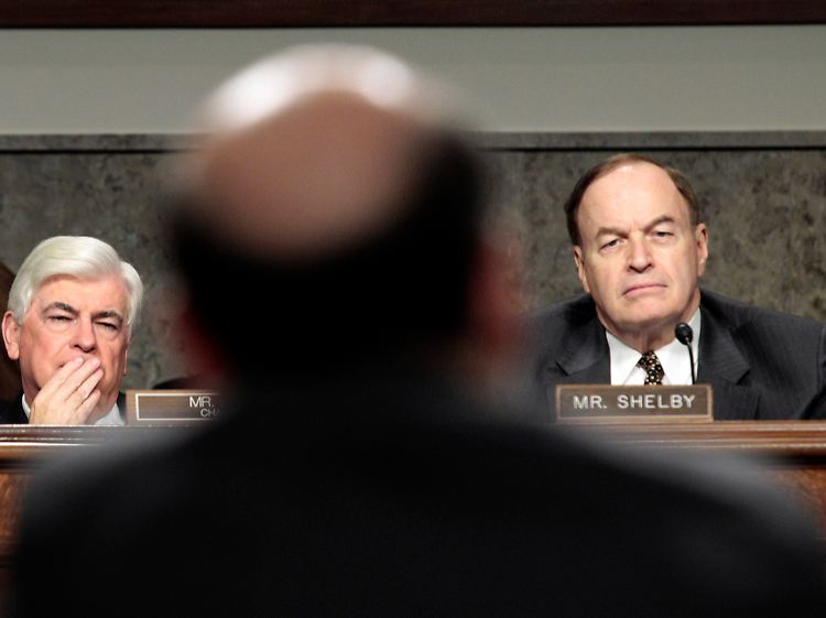 Fed-Chef Bernanke steht den Senatoren Christopher Dodd und Richard Shelby (r.) Rede und Antwort.