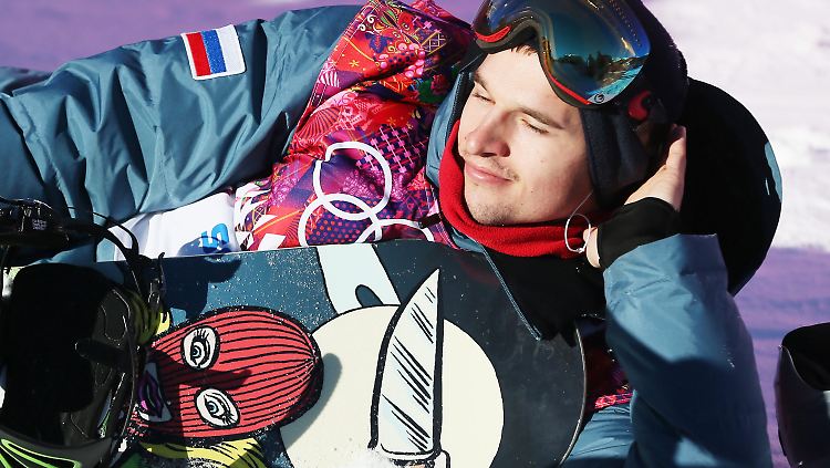 Sobolow präsentiert im Schnee von Sotschi das Snowboard, mit dessen Gestaltung er nichts zu tun hatte.