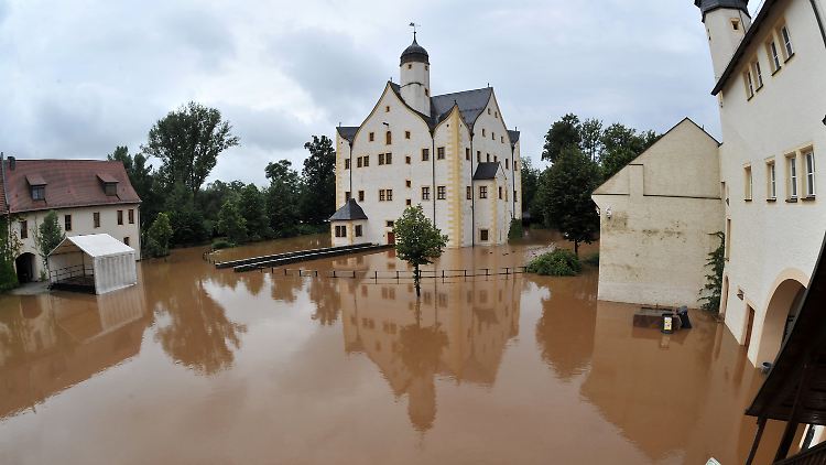Der Schlosshof des Wasserschlosses Klaffenbach im gleichnamigen Ortsteil von Chemnitz steht unter Wasser.