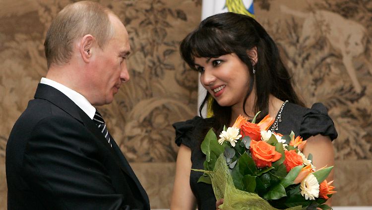Wladimir Putin gratuliert Anna Netrobko, als sie 2008 zur "Volkskünstlerin" ernannt wird.