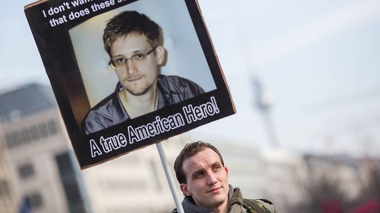 Edward Snowden ist bereits eine Ikone - hier bei einer Demonstration am Brandenburger Tor.