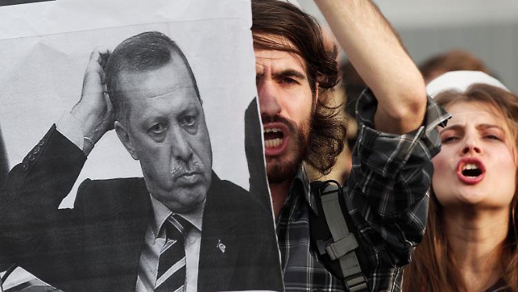Proteste in Istanbul: "Die Finanz- und Geldpolitik der Türkei setzen das Land einer möglichen harten Landung aus." (Archivbild)