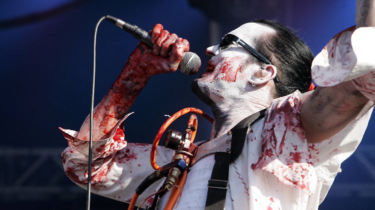 Sänger Nivek Ogre während eines Auftritts von Skinny Puppy. Die geforderten 666.000 Dollar sind möglicherweise nicht zufällig gewählt.