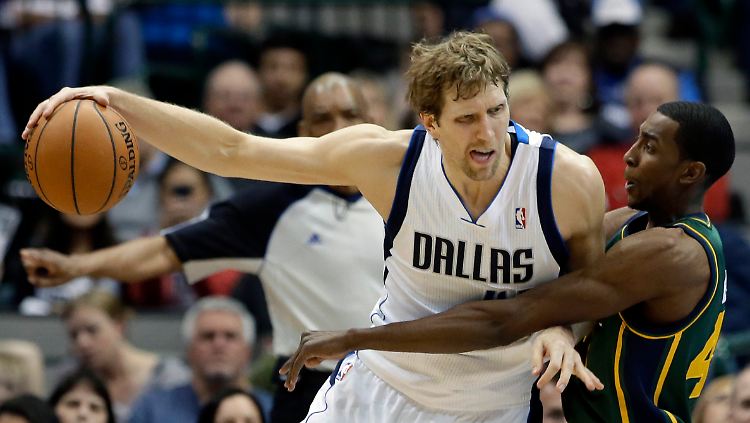 Gegen Dirk Nowitzkis lange Arme hat Jeremy Evans von Utah Jazz das Nachsehen.