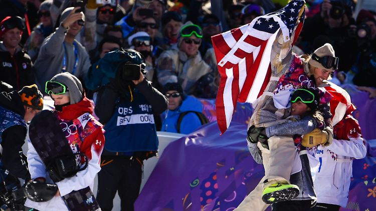 Kanadischer Frust, US-amerikanischer Jubel: Während Sage Kotsenburg sein Olympia-Gold feiert, blickt Maxence Parrot geschlagen zu Boden.