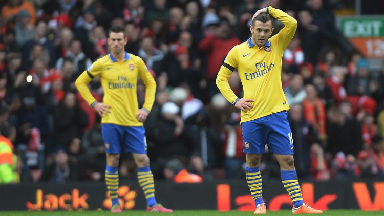 Jack Wilshere (rechts) und Laurent Koscielny von Arsenal nach dem dritten Tor vom FC Liverpool.