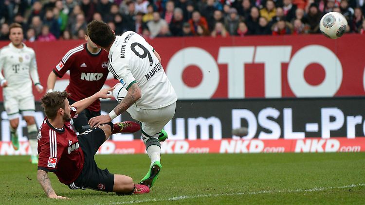In der 18. Spielminute kämpfte Mario Mandzukic den Ball zum 1:0 für Bayern ins Nürnberger Tor.