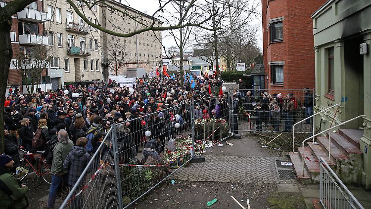 Rund 650 Menschen nahmen an dem Trauermarsch für die drei Opfer des Hausbrandes vom Mittwoch teil.