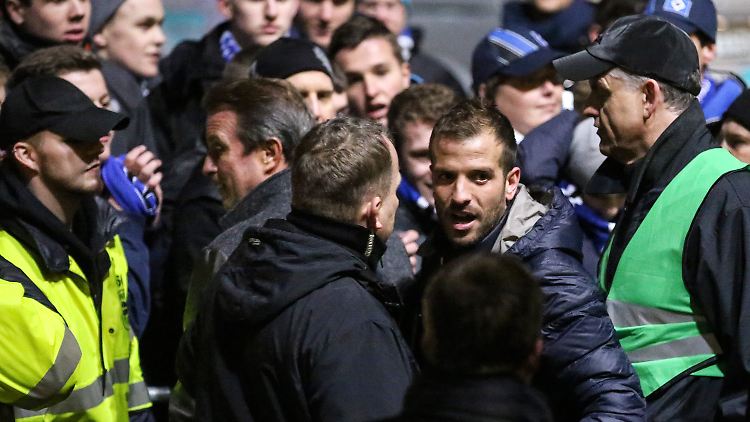 Die Fans sind besonders sauer auf Kapitän Rafael van der Vaart.