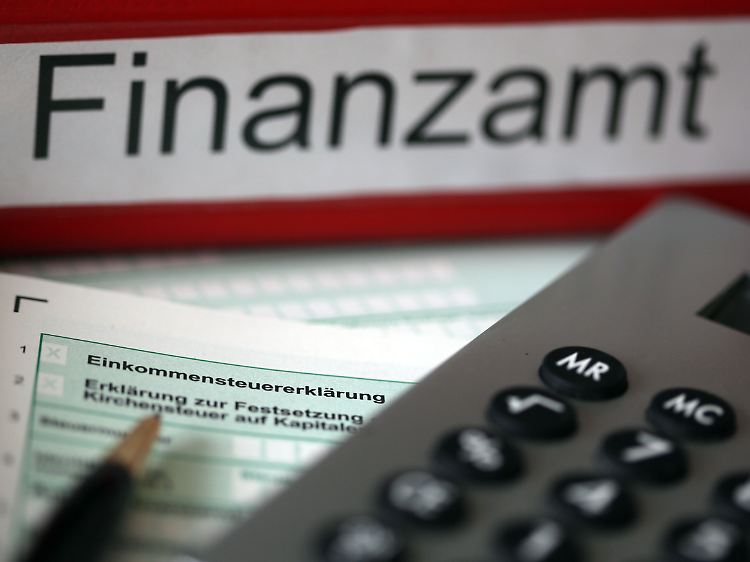 Die Deutsche Steuergewerkschaft rät, die Steuererklärung frühzeitig einzureichen - dann sei auch mit einer schnelleren Rückerstattung zu rechnen.