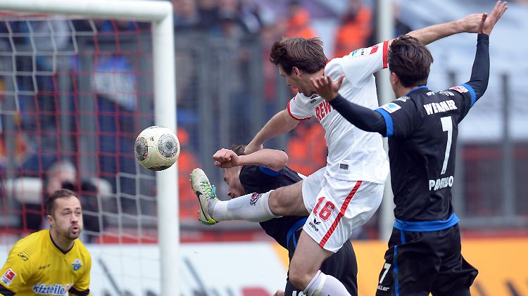 Patrick Helmes (2.v.r.) bekommt den Ball nicht aufs Tor, das Lukas Kruse sauberhielt.