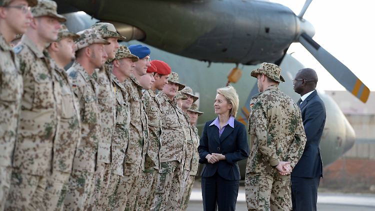 Im Februar verabschiedete von der Leyen bereits Soldaten, die nach Afrika gingen - in den Senegal und nach Mali. 