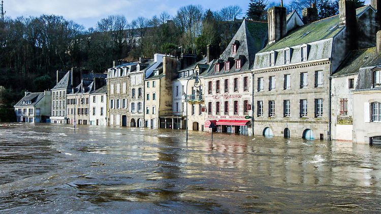 Ganze Straßenzüge - wie hier in der Bretagne - stehen unter Wasser.