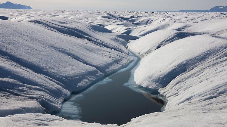 Diese Aufnahme vom Petermann-Gletscher zeigt einen See aus dem Schmelzwasser an der Oberfläche.