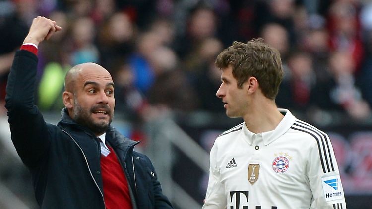 "Spannung!" Josep Guardiola nimmt Thomas Müller beiseite.