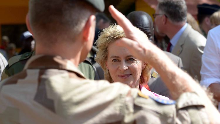 Bundesverteidigungsministerin Ursula von der Leyen am 6. Februar im Trainingscamp in Koulikoro in Mali.