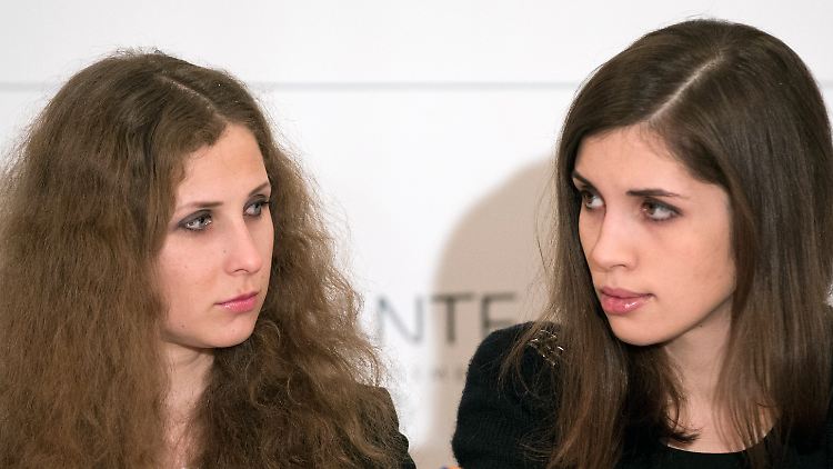 Maria Aljochina und Nadeschda Tolokonnikowa bei ihrer Pressekonferenz auf der Berlinale.