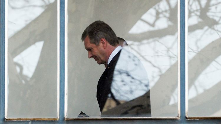 Wulff bei seiner Aussage im Glaeseker-Prozess vor dem Landgericht Hannover, durch ein Fenster fotografiert. 