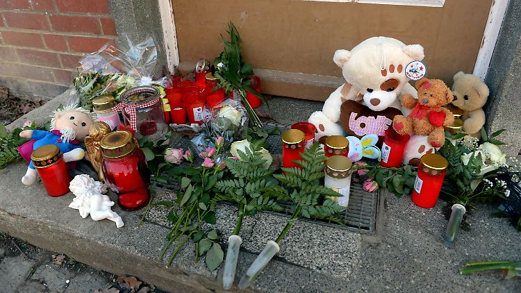 Mit Blumen, Kerzen und Kuscheltieren trauert Salzgitter um die Familie.