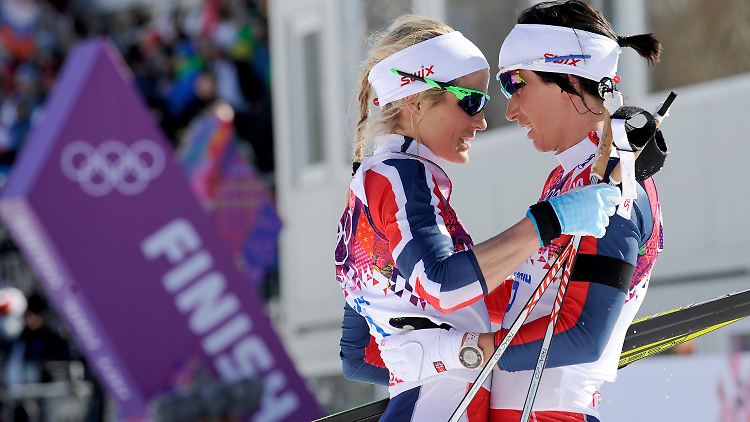 Schwarzes Band am Oberarm: Norwegens Langläuferinnen Therese Johaug und Marit Bjoergen.