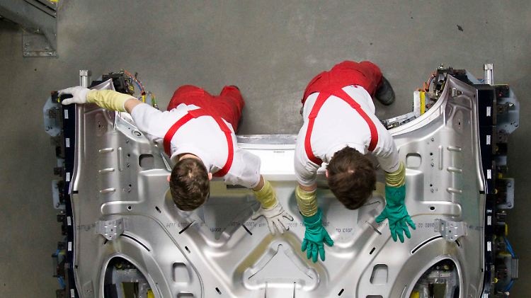 Mit frischen roten Hosen: In Leipzig läuft die Macan-Produktion an.