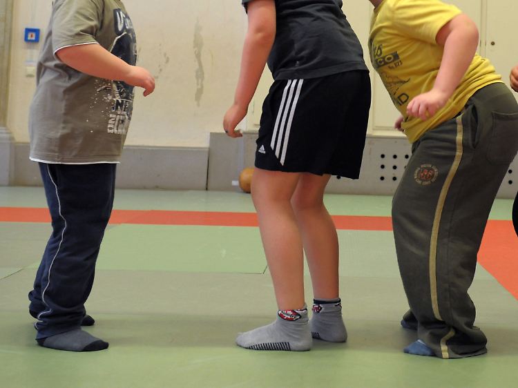 Übergewichtige Kinder bei einem Sportprogramm: Bewegung kann auch bei Stoffwechselstörungen helfen.