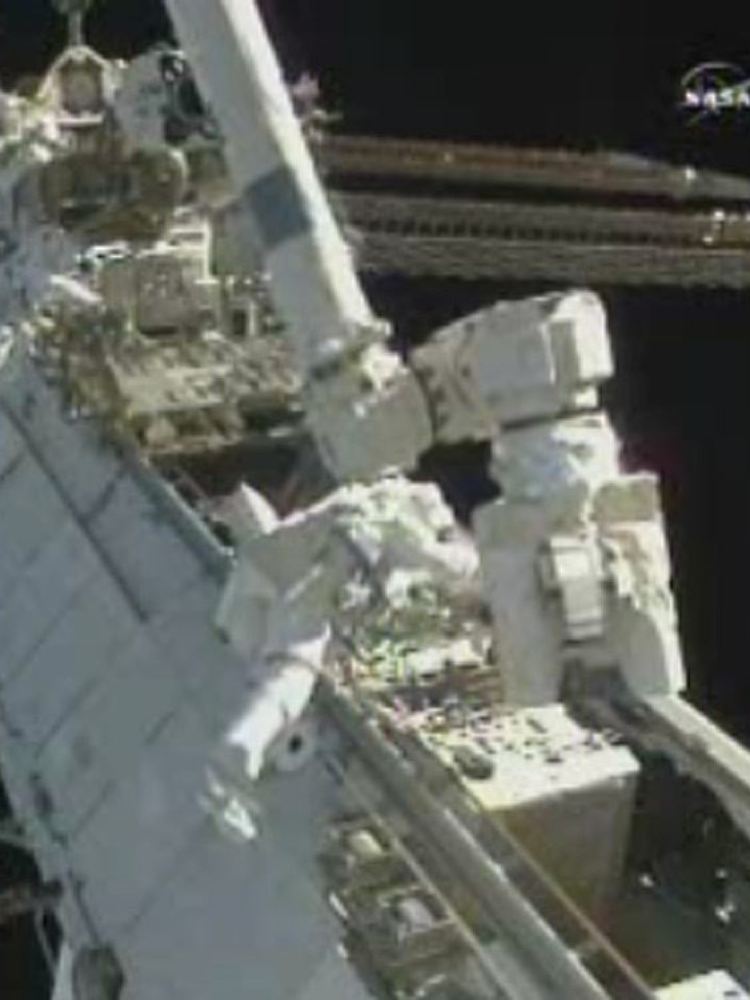 Ursprünglich sollten die Astronauten während des ersten Einsatzes die defekte Pumpe ausbauen.