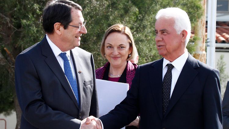 Nikos Anastasiades (links), Präsident des griechischsprachigen Südteil Zyperns und sein türkischsprachiger Amtskollege, Dervis Eroglu, nennen die Teilung ihrer Insel "nicht hinnehmbar".