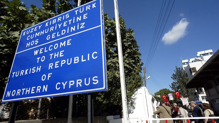 Grenzübergang "Ledra Palace" in Nikosia. Im Jahr 2013 feierte die Türkische Republik Nordzypern ihr 40-jähriges Bestehen - außer ihr selbst erkennt dies jedoch lediglich die Türkei an.